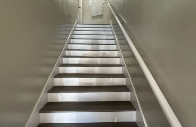 SPACIOUS UPSTAIRS TWO BEDROOM HOME IN LONG BEACH IN BIXBY PARK/ALAMITOS BEACH AREA Gallery 2
