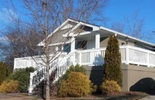 REDUCED 4BR, Trendy duplex near Vandy/Belmont, Front Unit A. - 1512 Edgehill Avenue, Nashville, TN 37212