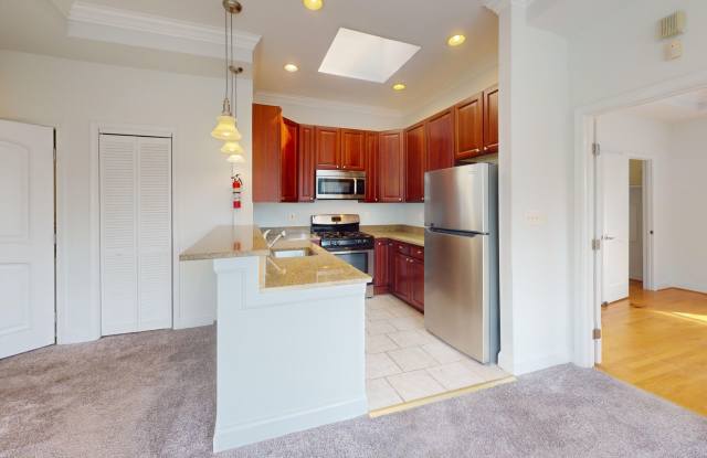 Top Floor! Beautiful One Bedroom W/Renovated Kitchen & Washer/Dryer In Unit! Gallery 3