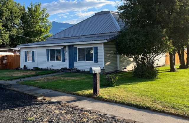 3-bedroom 2 bath Corner Lot - 506 North River Street, Enterprise, OR 97828