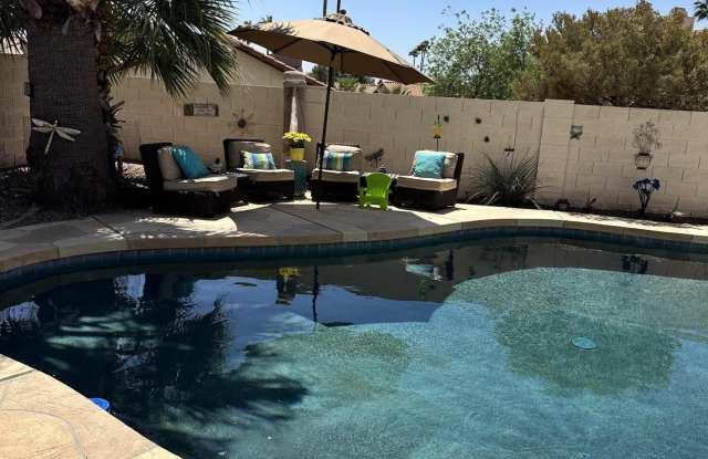 435 E LARKSPUR Lane Gallery 1