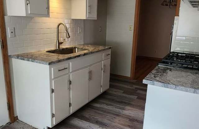 Charming 3-Bed KCMO Ranch with Spacious Backyard & Attached Garage Gallery 3