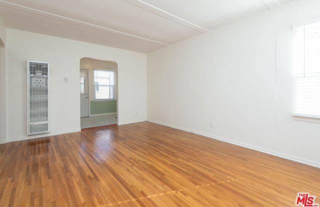 2594 Amherst Ave Gallery 1