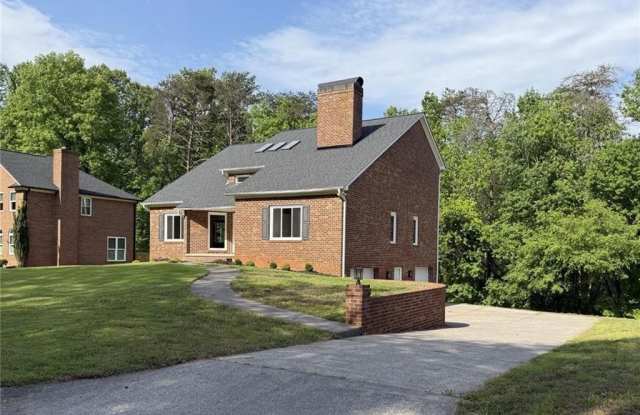 2528 Treetop Lane Gallery 3