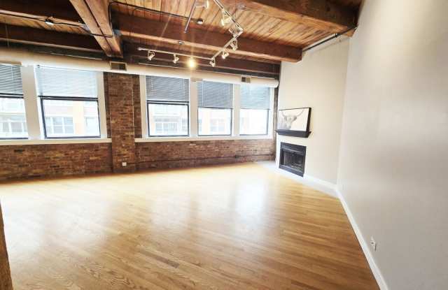 913 W Van Buren Street Gallery 3