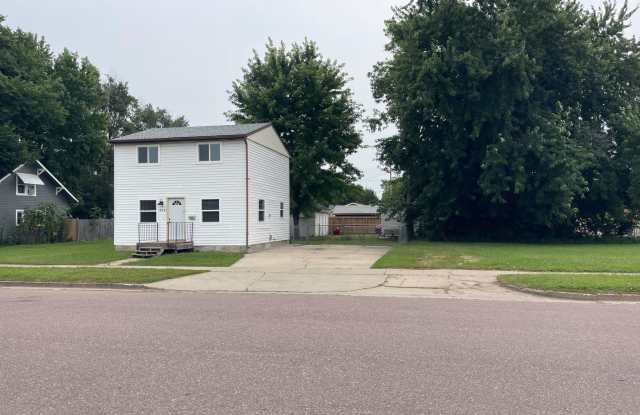 3 bed 2 bath newly remodeled single family home near downtown! Gallery 4