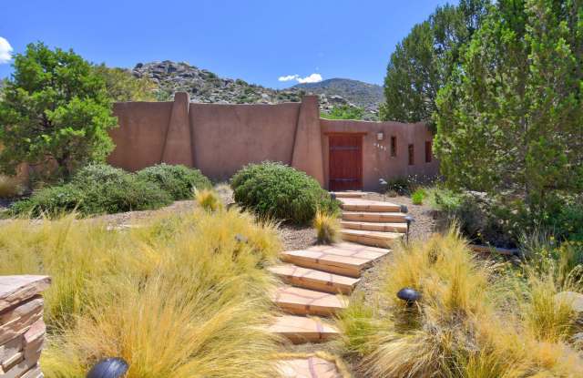 Executive 4 bedroom NE Heights home - 3112 Cam De La Sierra Northeast, Albuquerque, NM 87111