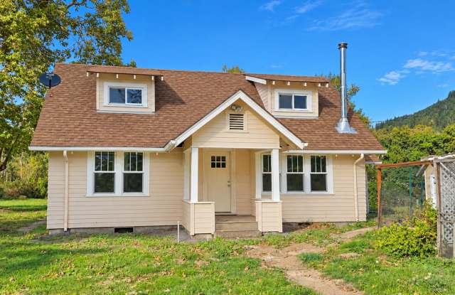Charming 4-Bedroom Country Home with Spacious Yard & Updated Flooring! Gallery 4