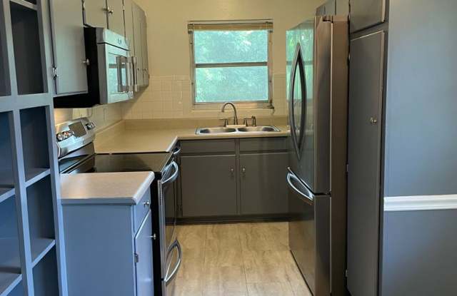 Fall Into Comfort! Spacious 3BR/2BA Upstairs Duplex Near TMH – COMING SOON photos photos