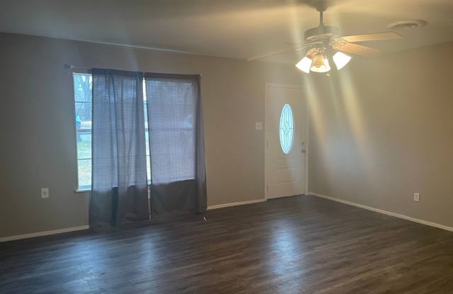 3/1 Fenced yard/Pet Friendly Gallery 4