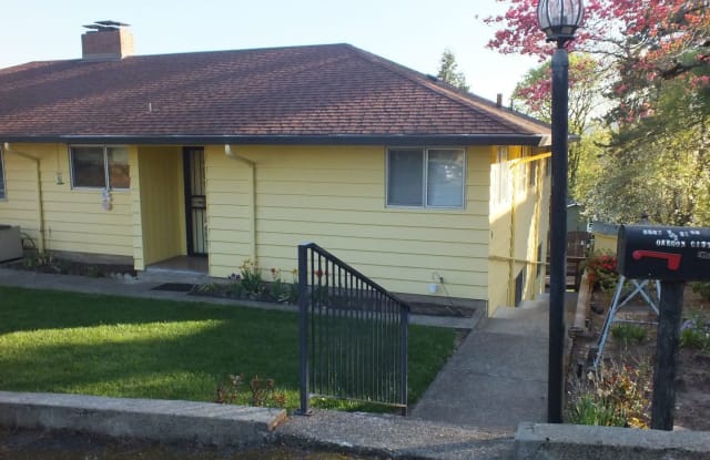 1507 1/2 17th St - 1507 17th Street, Oregon City, OR 97045