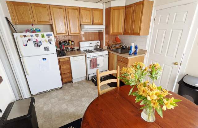 728 W RAILROAD AVENUE - 728 West Railroad Avenue, Bryn Mawr, PA 19010