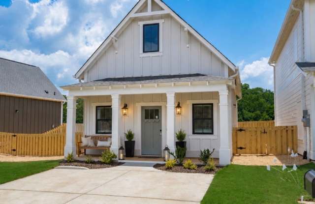 One Bedroom Cottage with Fenced Backyard! photos photos