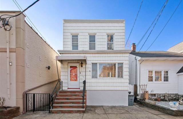 127 CENTRE AVE - 127 Centre Avenue, Secaucus, NJ 07094