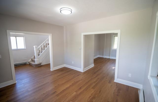 SCORE 50% OFF 1ST MONTH'S RENT IF SIGNED BY OCTOBER 16! Stunning 3 bedroom home in Lincoln Place available now! Gallery 4