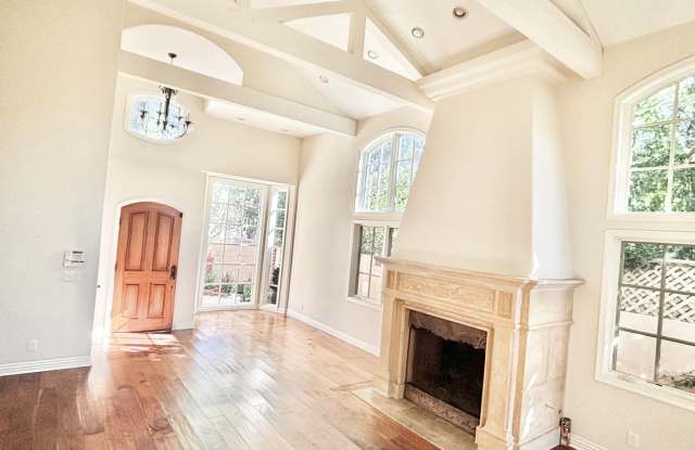 Elegant Custom Home with Private Yard in MB Tree Section! - 2205 Laurel Avenue, Manhattan Beach, CA 90266