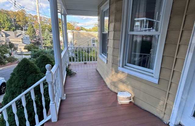Spacious 2 Bed, 1 Bath Apartment with Classic Character & Modern Updates – Pet Friendly! Gallery 3