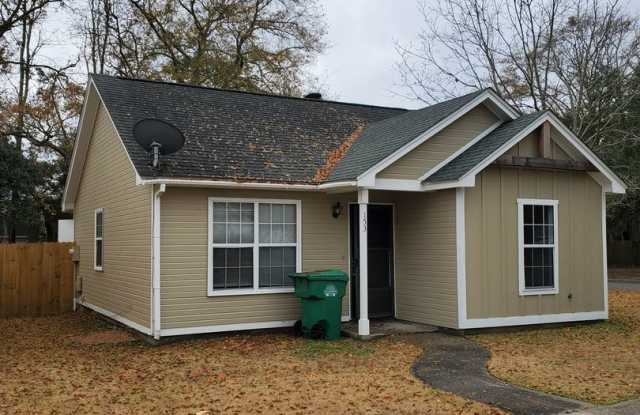 Charming Retreat with Wood Burning Fireplace: Your Ideal Rental Home Awaits! photos photos