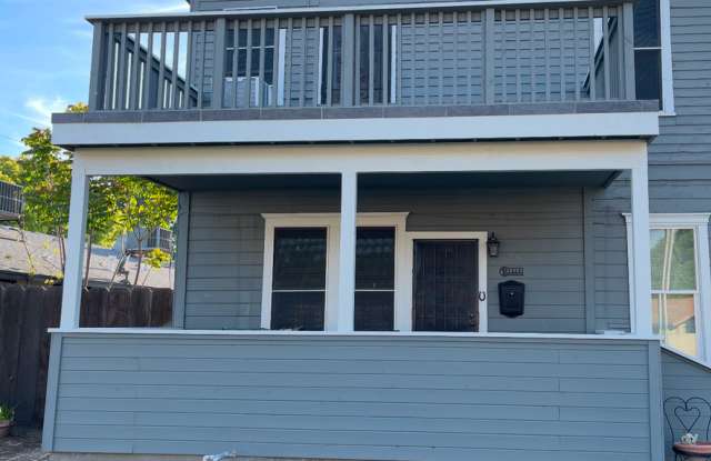 2 bedroom 2 bathroom duplex that is close to downtown Gallery 4