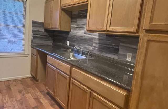 3 Bd 1 Ba Bungalow w/ hardwood Gallery 3