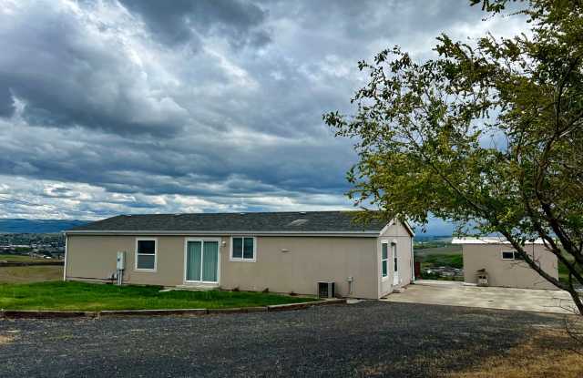 3-Bedroom Home with Incredible Views Gallery 4