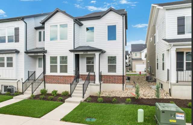 Pet-Friendly End-Unit Townhome in Lehi. - 2035 North 3830 West, Lehi, UT 84043
