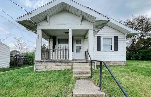Pet-Friendly 2 Bedroom Home Near Downtown Muncie! W/D Hookups! photos photos