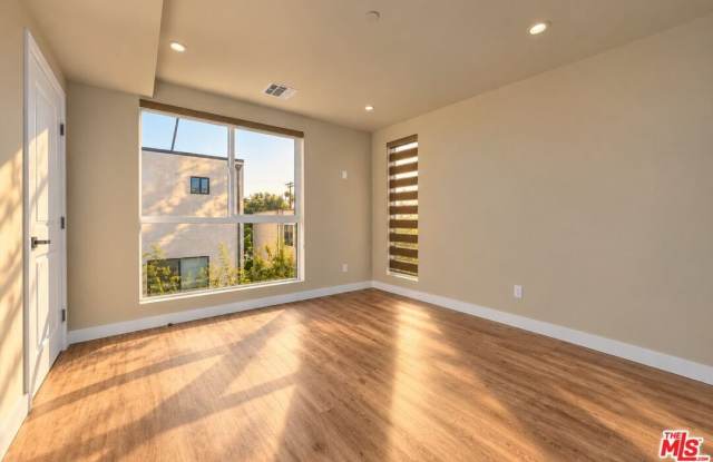 1963 N Beachwood Dr Gallery 4