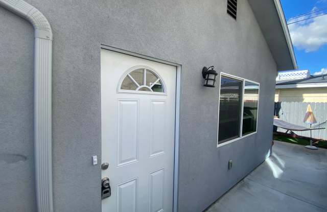 One Story 4BD/2BA w/ Private Yard!! Gallery 4