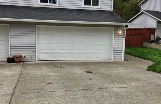 Spacious 3-Bed Duplex Retreat in Tacoma: 1600 Sq Ft with 2.5 Baths! photos photos