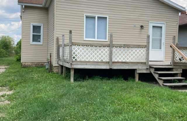 3 bedroom house with detached garage Gallery 1