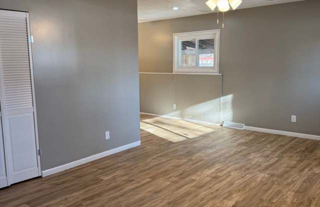 4br 2bth large sun room and big fenced in backyard - 1745 North Schrader Avenue, Springfield, IL 62702