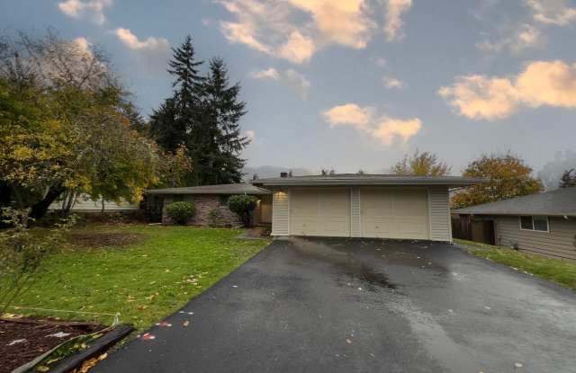 4 bedroom 2.05 bath rambler on Kent's East Hill - 10215 Southeast 213th Place, Kent, WA 98031