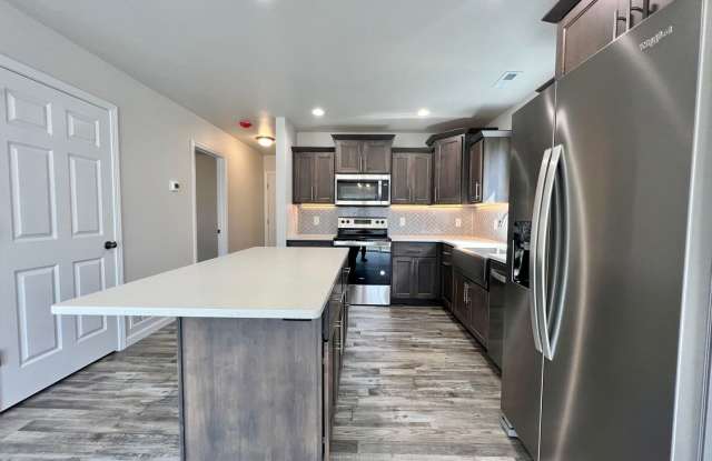 4 Bed | 2 Bath | 2 Stall Garage | Single Family Home Gallery 4
