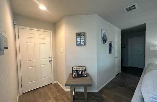 Beautiful  3 bedroom 2 bath * Ready for Move In Gallery 4