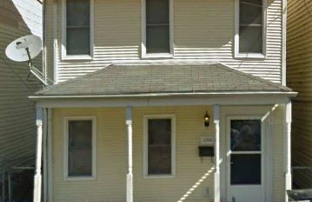Home Sweet Home! Awesome 4 Bedroom/2 Bath Near VCU Is Just Waiting For You To Tour! photos photos
