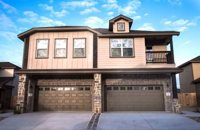 AVAILABLE NOW! Beautiful 3 Bedroom Luxury Townhome, Kyle, Texas! - 118 Lakeview Court, Kyle, TX 78640