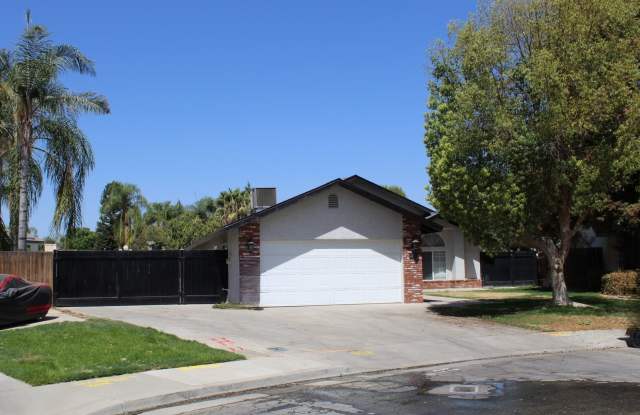 Northwest Home with Pool - 3821 Rainier Court, Bakersfield, CA 93312