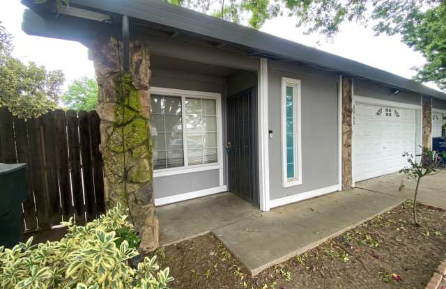 Cute Two Bedroom Deplex! Gallery 2