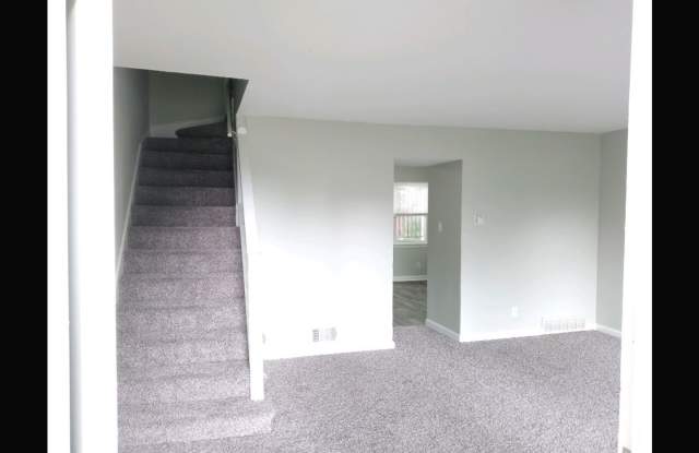 Clean 3 bedroom townhouse/w basement- Vouchers Accepted! Gallery 3