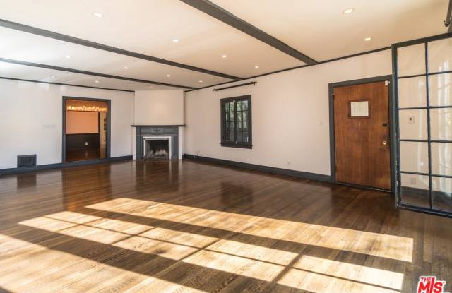 340 North MANSFIELD Avenue Gallery 3