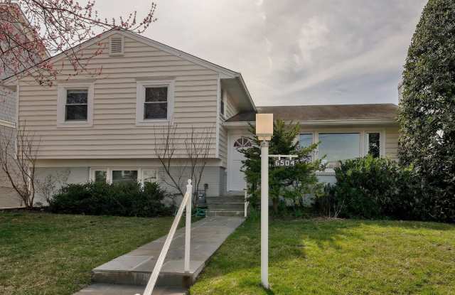 Detached Split-Level Home in BCC Cluster is Waiting for YOU! photos photos