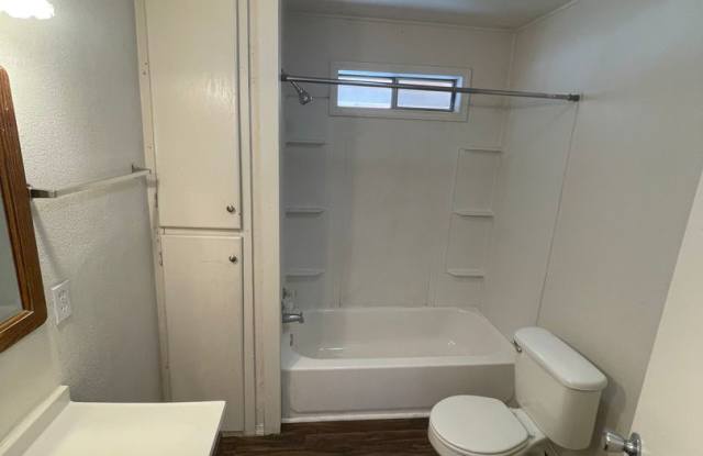 Large 3 Bedroom 1 1/2 Bath House for Rent in Independence KS. Gallery 4