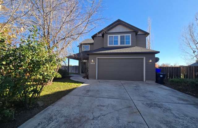Great 2 story home ~ 4 bedroom, huge back yard in NW Redmond - 1422 NorthWest Teak Court, Redmond, OR 97756