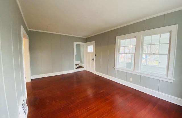 Spacious 3-Bedroom Mentor Home with Hardwood Floors and Garage Gallery 4