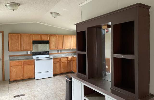 Country living with spacious front and backyard - 3 beds/ 2bath available now Gallery 4