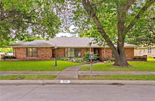 924 West wood Drive - 924 Westwood Dr, Plano, TX 75075