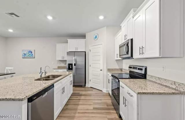 Beautifully Maintained 4-Bedroom Brick Home in Andrews Plantation! Gallery 4