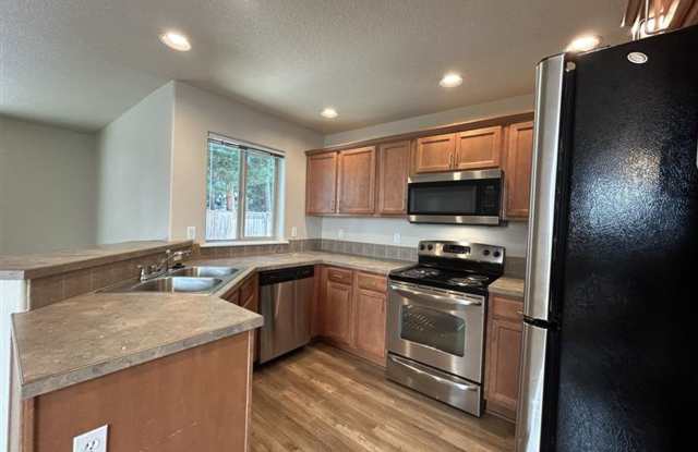 Move-In Ready! 3 Beds 2.5 Baths Townhome with Stainless Steel Appliances, W/D Hookups, and Gas Forced Central Heating/AC! - 4074 Aden Place Northeast, Hayesville, OR 97305