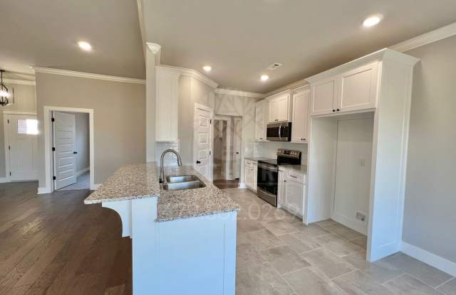 Single-Family Home- Desirable Clearwood Plan | Short & Long-Term Options Available- Contact us for Details! Gallery 3